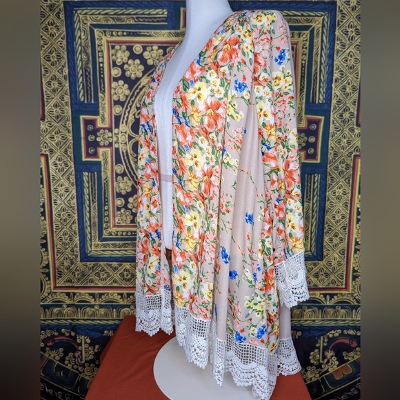 Umgee Floral Kimono With White Lace Trim  Size M/L - Picture 2 of 6